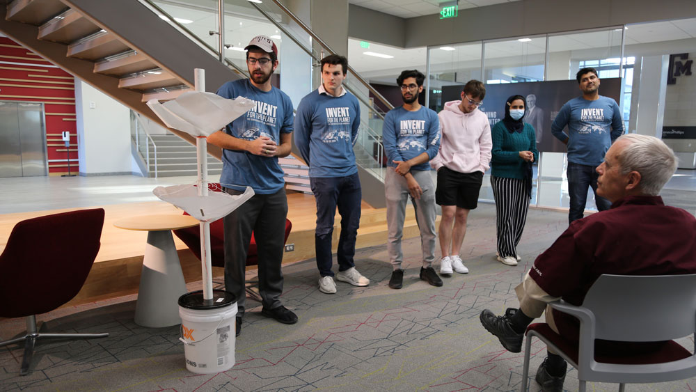 学生们在“为地球发明2022”第一轮比赛中向评委展示他们的原型。