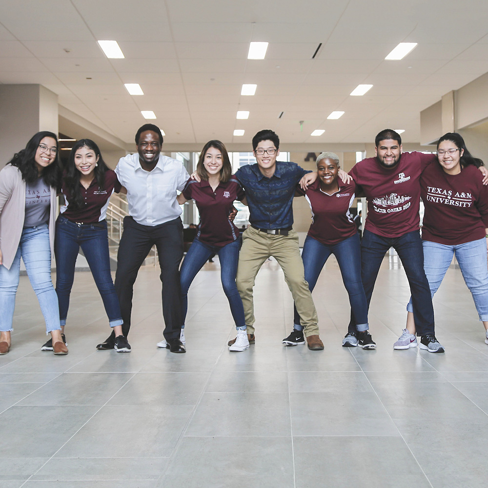 八名不同种族背景的男女学生手挽手。