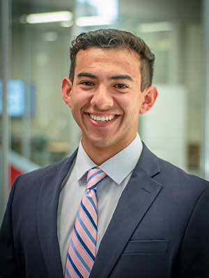 塞巴斯蒂安软木onado smiling.